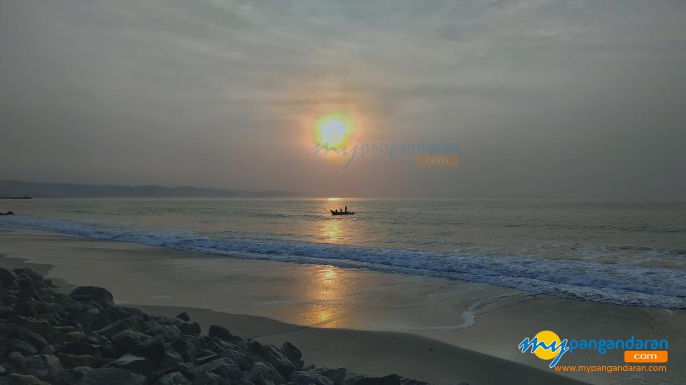 Potret Mentari Pagi di Pantai Timur Pangandaran