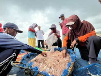 Potret Nelayan Jaring Ered di Pantai Timur Pangandaran 