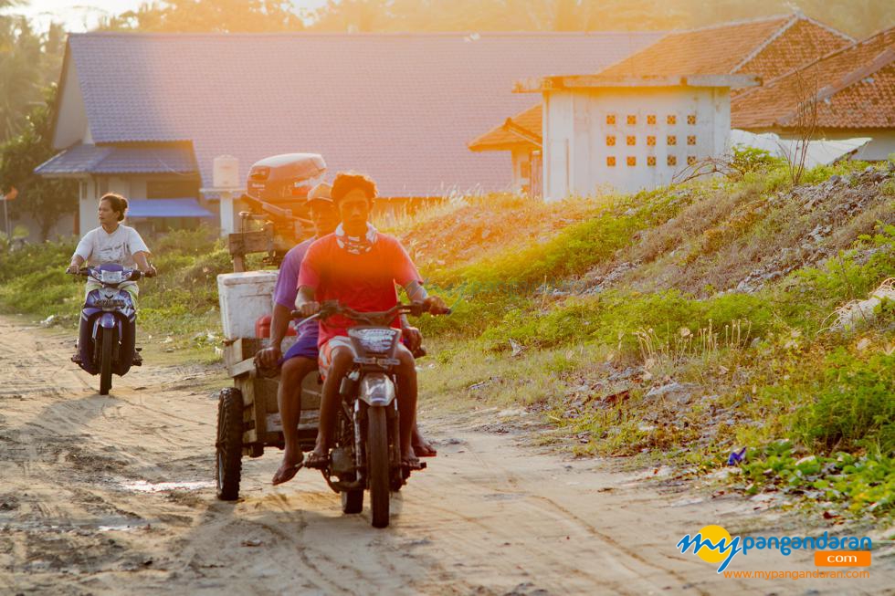 Potret Nelayan Ngendul Layur di Pangandaran