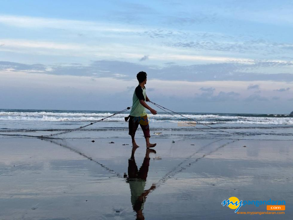 Potret Nelayan Pangandaran Berburu Ikan Belanak di Pinggir Pantai Bulaksetra dengan Jaring Tradisional
