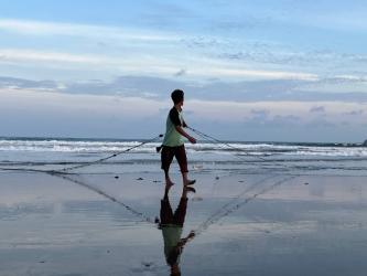 Potret Nelayan Pangandaran Berburu Ikan Belanak di Pinggir Pantai Bulaksetra dengan Jaring Tradisional
