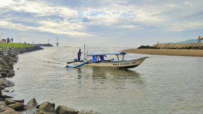 Potret Nelayan Saat Pulang Dari Tengah Laut di Muara Cikidang Pangandaran