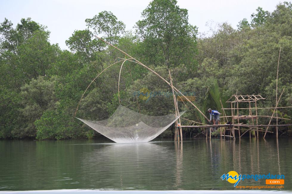 Potret Ngajodang Nelayan Sungai di Pangandaran