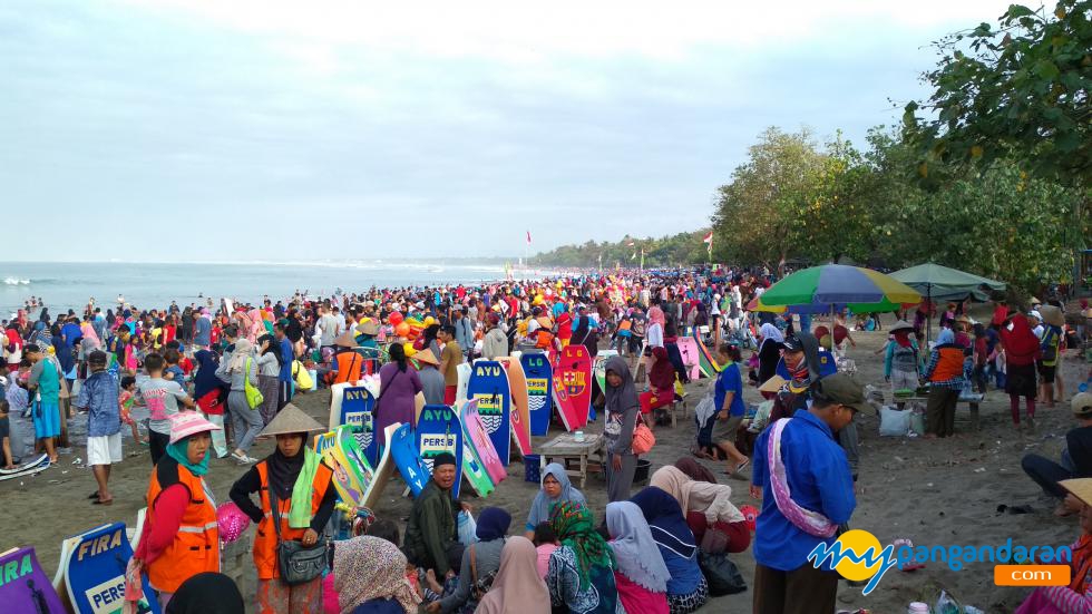 Potret Padatnya Pengunjung Pantai Barat Pangandaran