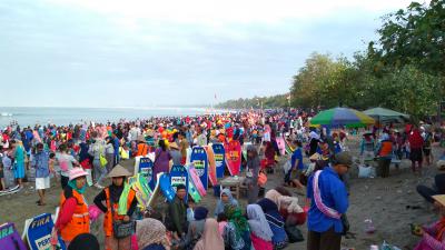 Potret Padatnya Pengunjung Pantai Barat Pangandaran