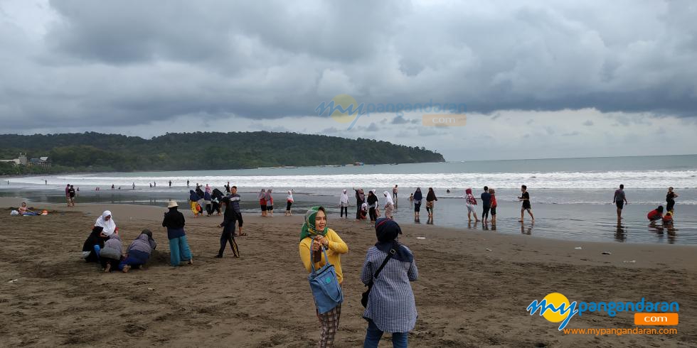 Potret Pantai Barat Pangandaran Dihari ke-2 Dihapusnya Aturan Rapid Test 