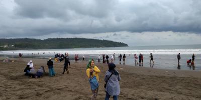 Potret Pantai Barat Pangandaran Dihari ke-2 Dihapusnya Aturan Bebas Rapid Test 