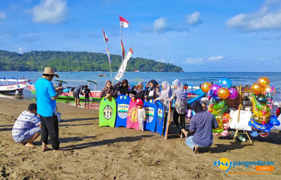 Potret Para Gadis Cantik Siap Bermain Selancar di Pantai Barat Pangandaran