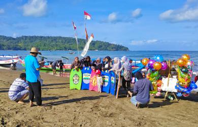 Potret Para Gadis Cantik Siap Bermain Selancar di Pantai Barat Pangandaran