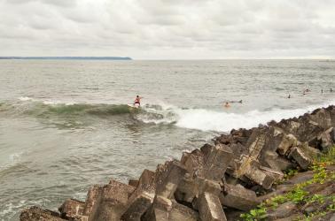 Potret Para Pemain Surfing Yang Sedang Berselancar Pelabuhan Cikidang Pangandaran