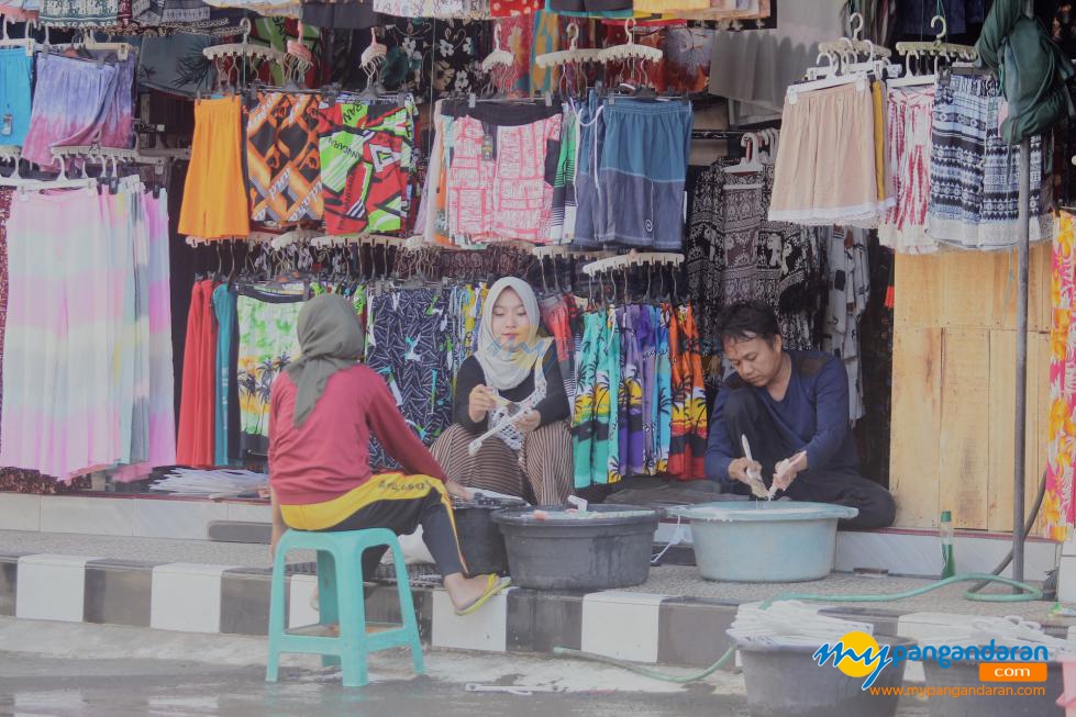 Potret Pelaku Usaha di Objek Wisata Pantai Pangandaran Saat Bulan Puasa