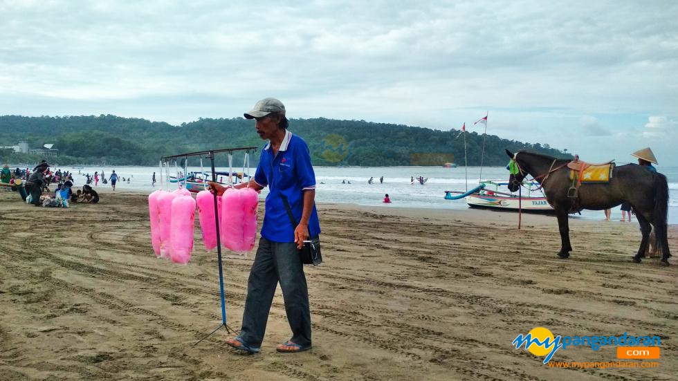 Memotret Penjual Aromanis di Pantai Pangandaran