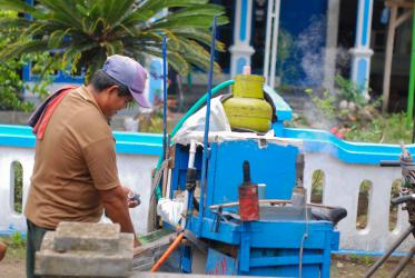 Potret Penjual Kue Putu di Pangandaran