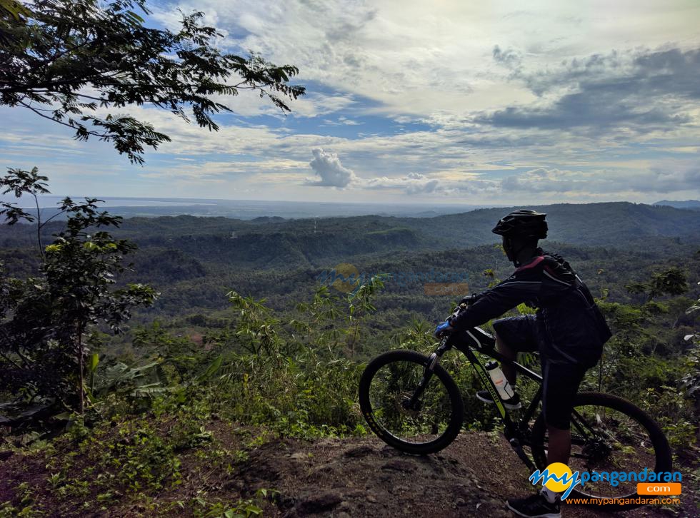 Potret Pesona Pangandaran Dari Atas Bukit 