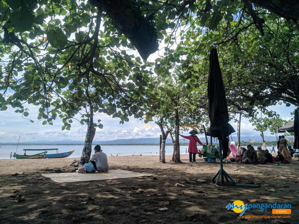 Potret Piknik Estetik di Pantai Pangandaran