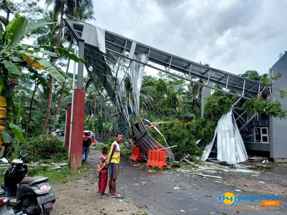  Potret Pintu Tiket Batuhiu Roboh Tertimpa Pohon Tumbang