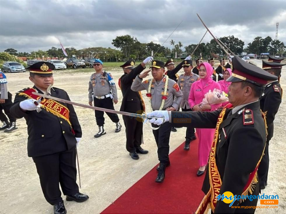 Potret Pisah Sambut Kapolres Pangandaran, AKBP Mujianto kepada AKBP Andri Kurniawan