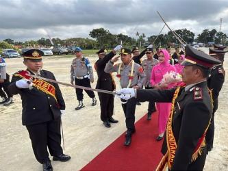 Potret Pisah Sambut Kapolres Pangandaran, AKBP Mujianto kepada AKBP Andri Kurniawan