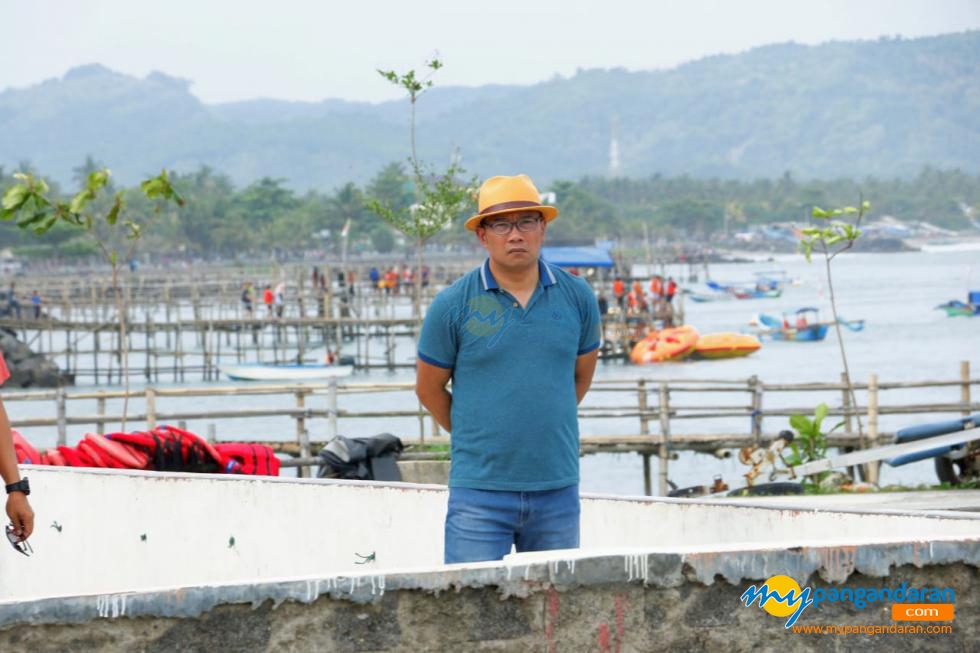 Potret Ridwan Kamil Mengamati Hasil Penataan Pantai Timur Pangandaran
