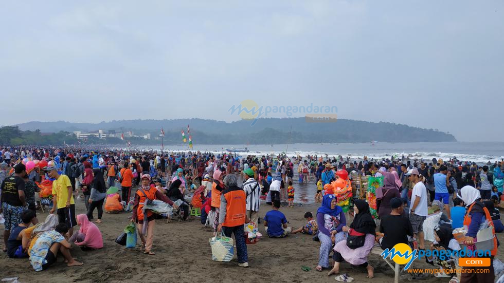 Potret Sejumlah Wisatawan, Padati Kawasan Pantai Barat Pangandaran