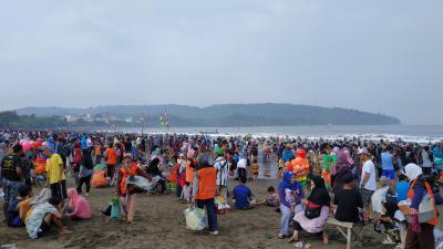 Potret Sejumlah Wisatawan, Padati Kawasan Pantai Barat Pangandaran