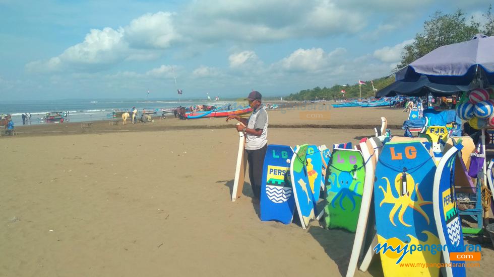 Potret Seorang Penjual Jasa Selancar di Pantai Pangandaran