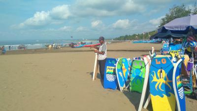 Potret Seorang Penjual Jasa Selancar di Pantai Pangandaran