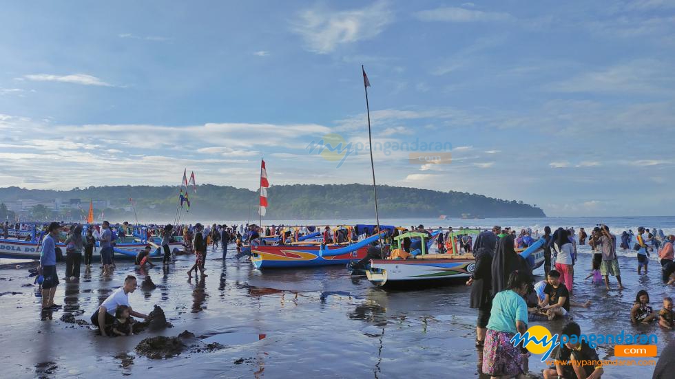 Potret Suasana Akhir Pekan di Pantai Pangandaran