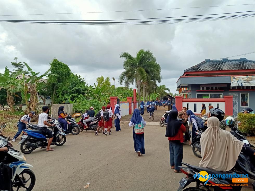 Potret Suasana Hari Pertama Masuk Sekolah di Pangandaran 