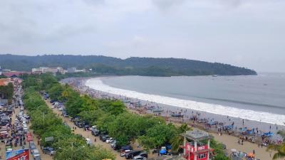 Potret Suasana Libur Lebaran H+2 di Pantai Pangandaran