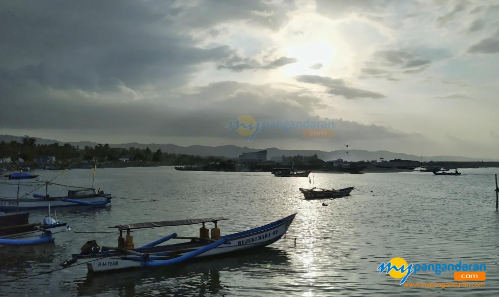 Potret Suasana Pagi Ini di Pelabuhan  Cikidang Pangandaran