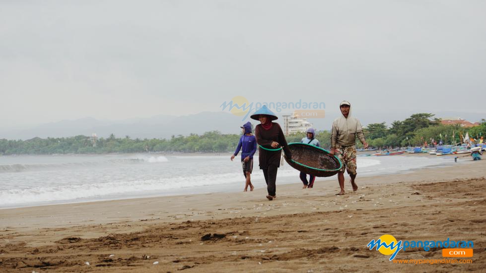 Potret Suasana Pantai Barat Pangandaran Saat Ramadan