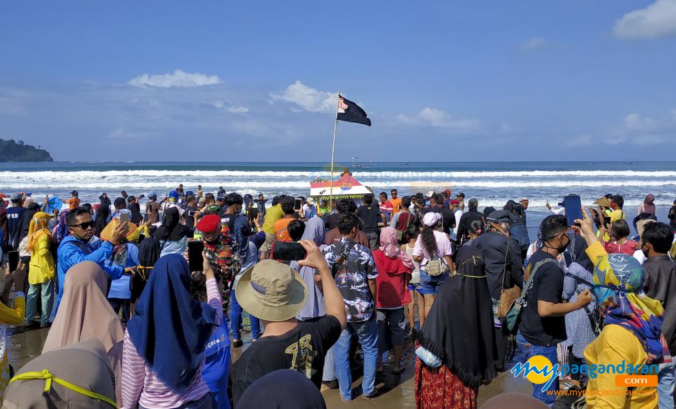 Potret Syukuran Nelayan Pantai Barat Pangandaran