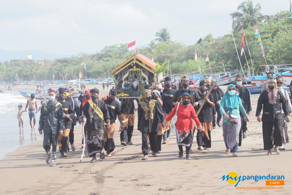 Potret Syukuran Nelayan Pantai Barat Pangandaran di Masa Pandemi