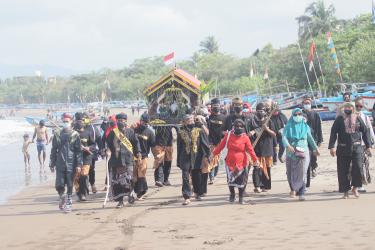 Potret Syukuran Nelayan Pantai Barat Pangandaran di Masa Pandemi