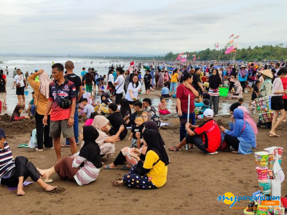 Potret Wisatawan di Pantai Barat Pangandaran pada Akhir Pekan 