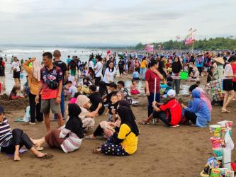 Potret Wisatawan di Pantai Barat Pangandaran pada Akhir Pekan 