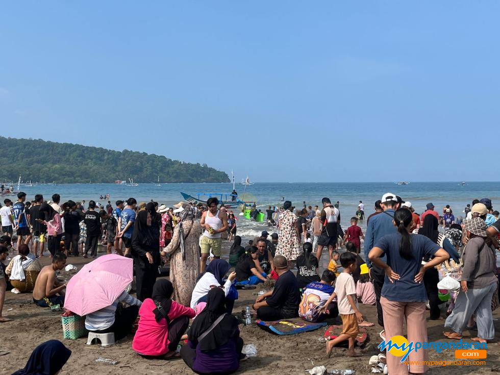 Potret Wisatawan Padati Pantai Pangandaran Saat Libur Akhir Pekan