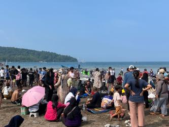 Potret Wisatawan Padati Pantai Pangandaran Saat Libur Akhir Pekan