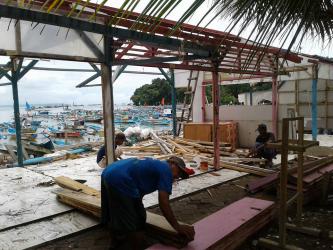 Sebagain Kios Pedagang Pinggir Pantai Mulai di Bongkar