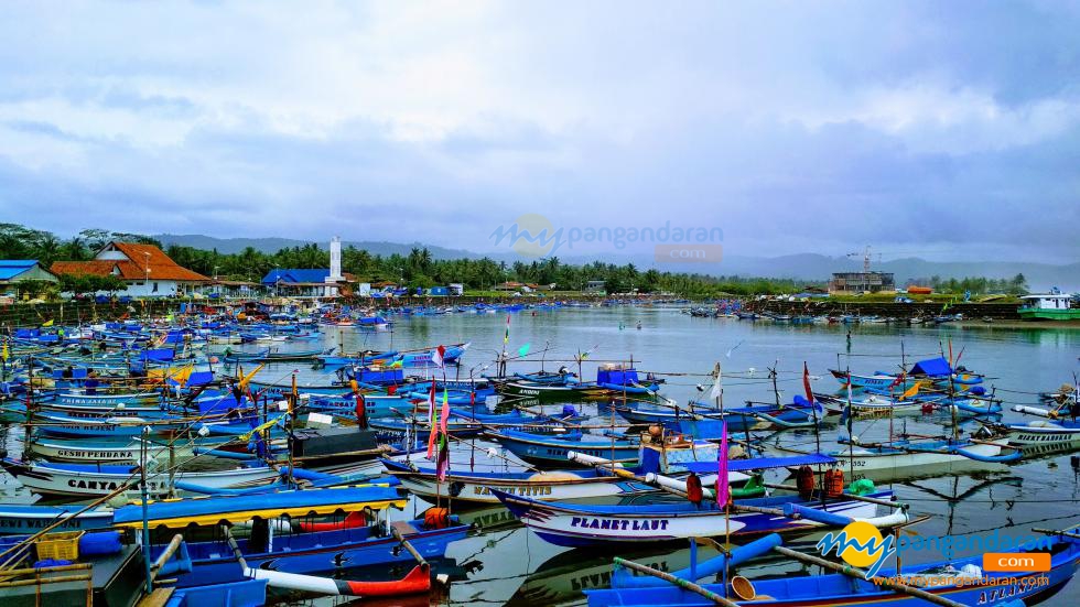 Sejumlah Perahu Nelayan Berlabuh Di Pelabuhan Cikidang Pangandaran