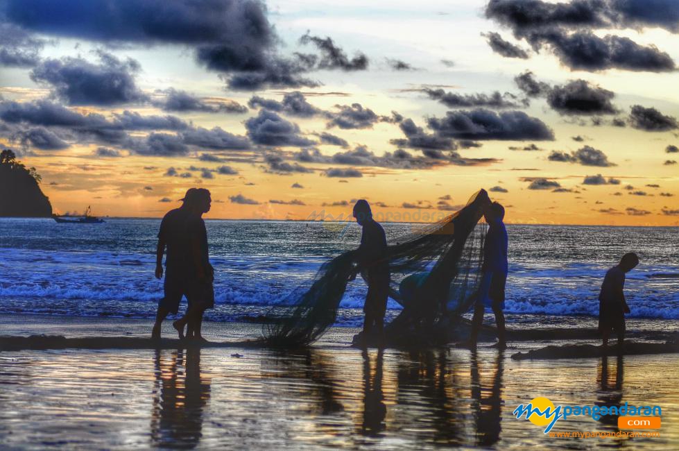 Senja dan Nelayan Pangandaran 