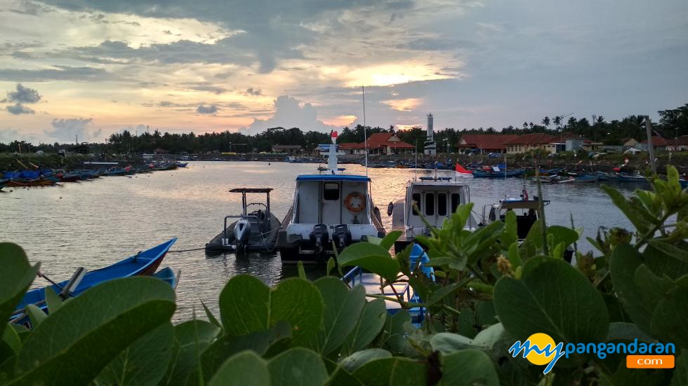 Senja di Pelabuhan Cikidang Pangandaran 