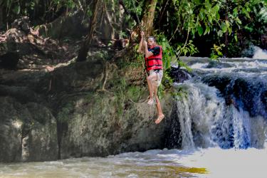 Seru! Main Ayunan Tali di Citumang Pangandaran