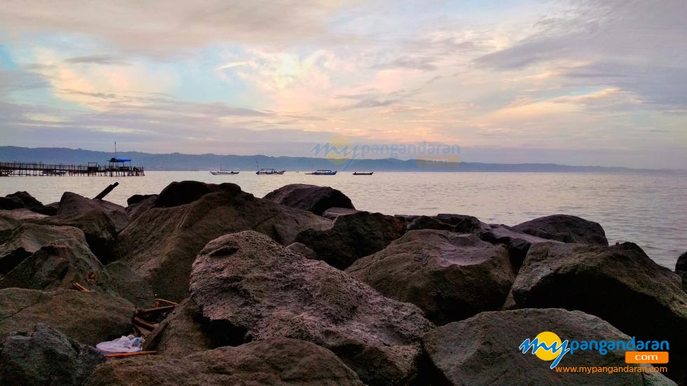 Walaupun Cuaca Mendung, Panorama Pantai Timur Pangandaran Tetap Mempesona