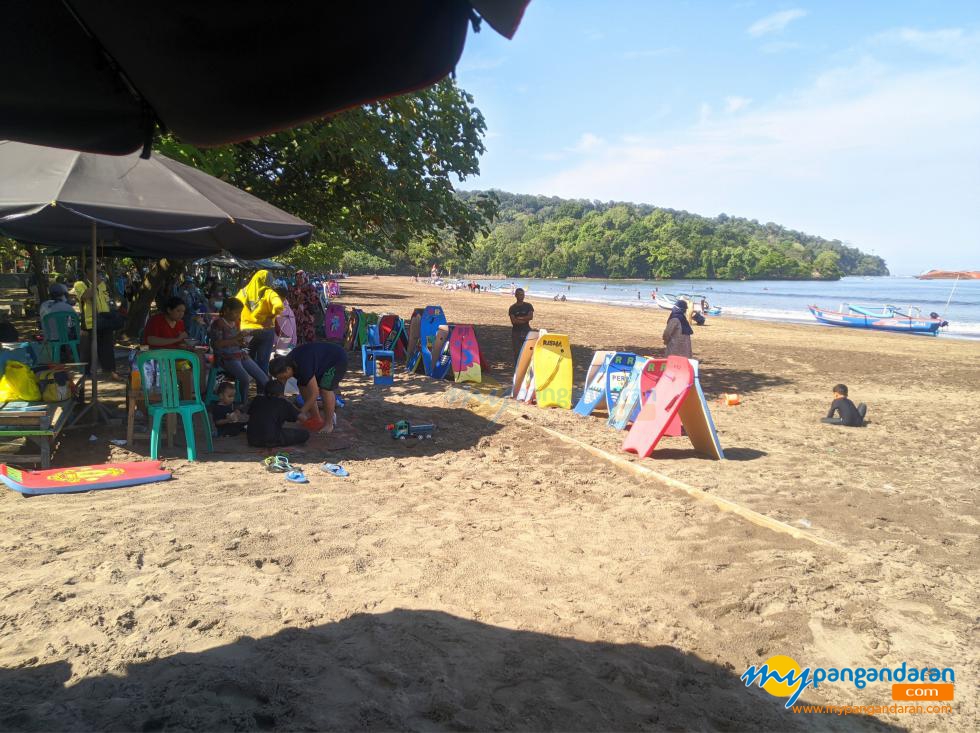 Potret Pantai Pangandaran Saat Weekday Tetap Ramai Wisatawan