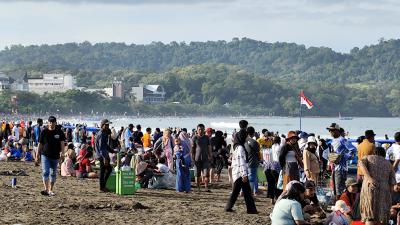 Weekend Terakhir April, Pantai Barat Pangandaran Dipenuhi Wisatawan